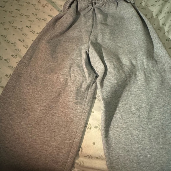 Skims cotton fleece jogger in heather grey. - Picture 3 of 5